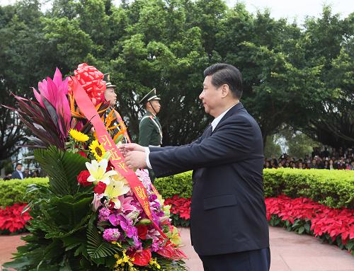 2012年12月7日至11日，中共中央总书记、中央军委主席习近平在广东省考察工作。这是习近平在深圳莲花山公园向邓小平铜像敬献花篮。新华社记者 兰红光摄