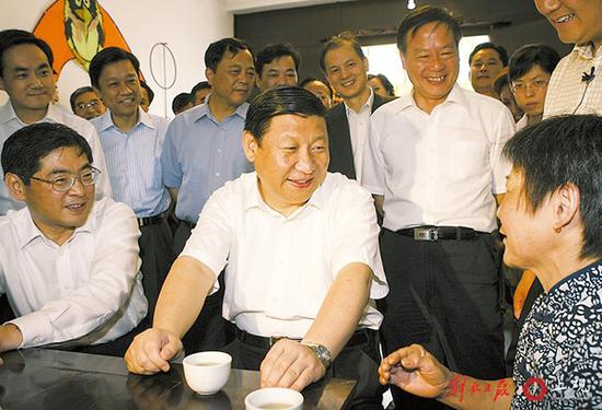 2007年6月12日，习近平到金山区调研，走进农家与农户亲切交谈。