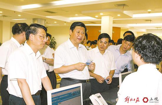 2007年8月28日，习近平在卢湾区调研时，与社区事务受理服务中心工作人员亲切交谈。