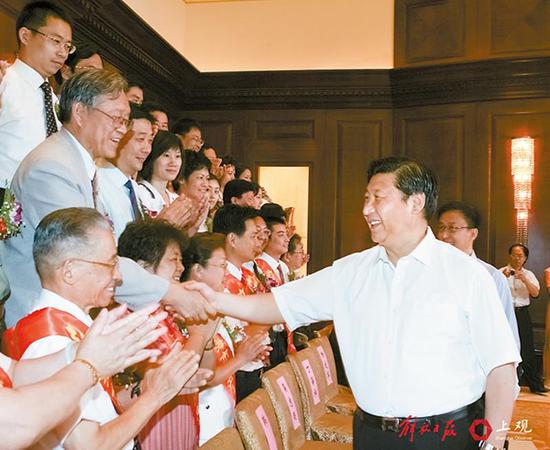 2007年8月13日，习近平会见上海市******志愿者和先进集体代表。